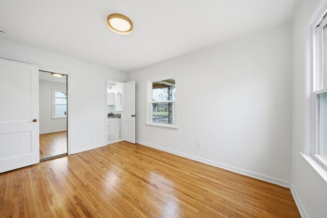 Building Photo - 1348 E 45th Pl