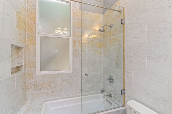Building Photo - 2 Bed, 2 Bath Victorian Style Condo with M...