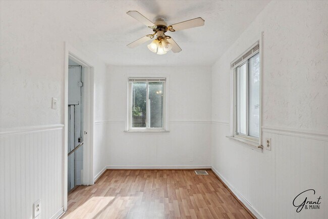 Building Photo - $1,350 - 3 Bed / 1 Bath House in Eastpointe