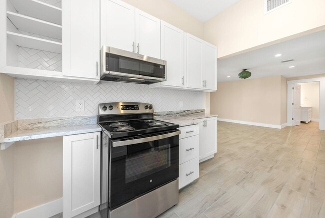 Building Photo - P201 - #9A Holiday Inn