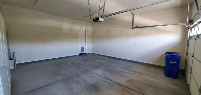 Building Photo - Apple Valley-Del Web Home, 2 Bedrooms,2 Ba...