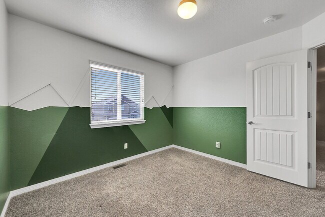 Building Photo - $2,145.00, 4-bed, 2.5-bath located in Colo...