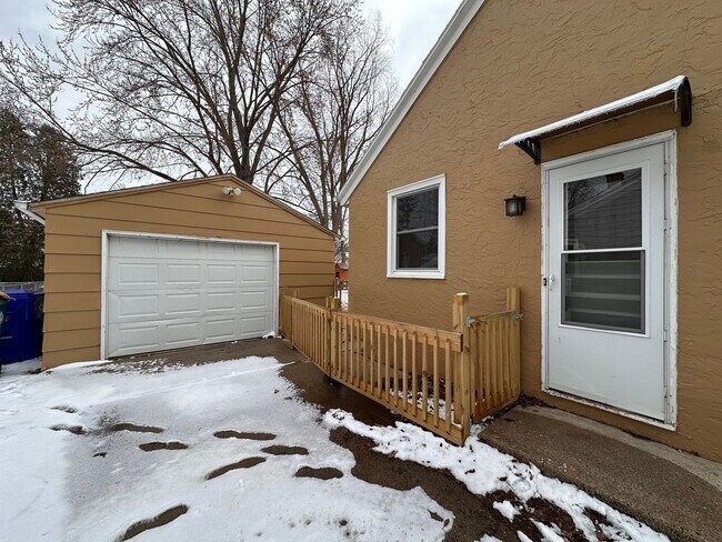 Building Photo - Recently Renovated 3 Bedroom 1 Bath Single Family Home!