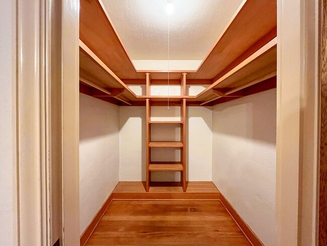 Building Photo - Charming 1bd/1bth U-District Condo, $1,550...