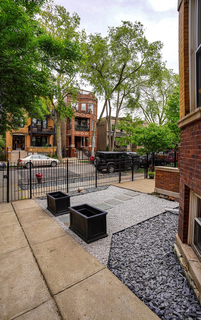 Building Photo - 836 N Maplewood Ave