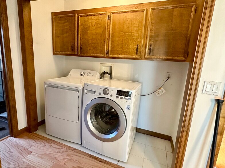 Building Photo - 7303 Glouchester Dr