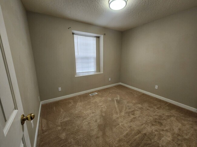 Building Photo - Updated 3 bedroom