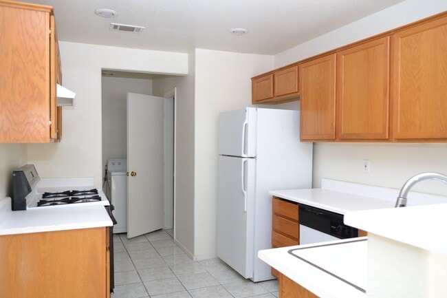 Building Photo - SW - ROOMY 3 BEDROOM 2.5 BATH TOWNHOME - 8...
