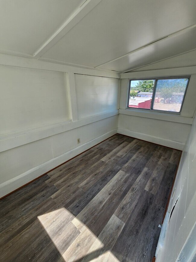 Building Photo - Beautifully Update 4 Bedroom House For Rent in Firestone Park