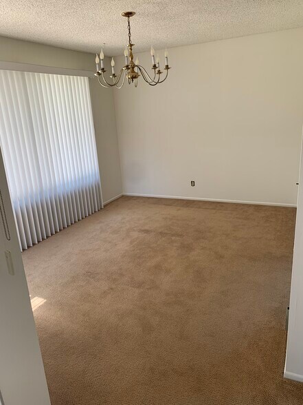 living room - 5146 Maple