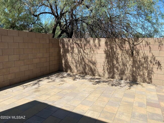 Building Photo - 653 N. Encanto Village Way