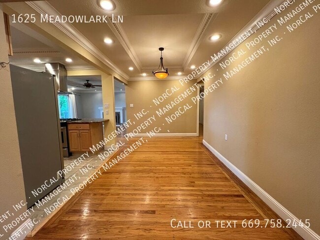 Building Photo - 1625 Meadowlark Ln