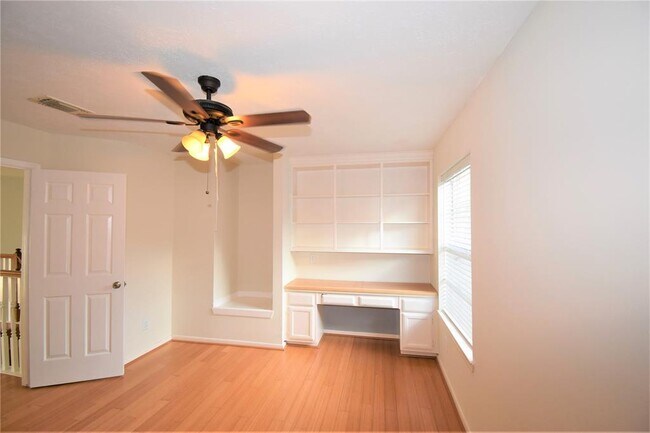 Building Photo - 1323 W Forest Dr