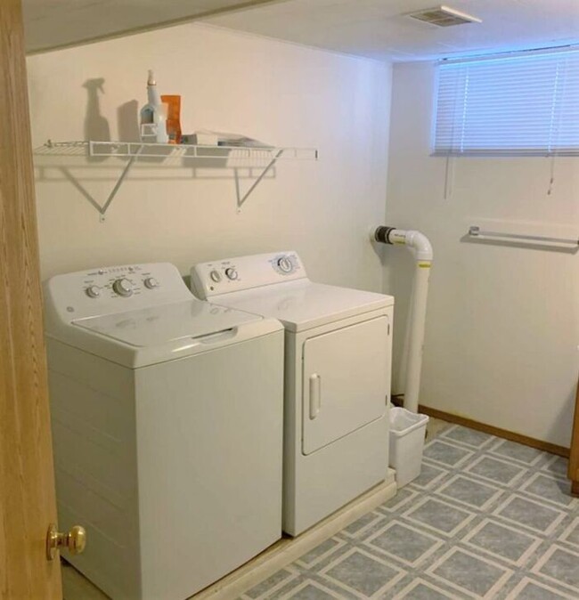 Building Photo - $1,995 | 3 Bedroom, 3 Bathroom House | Pet...