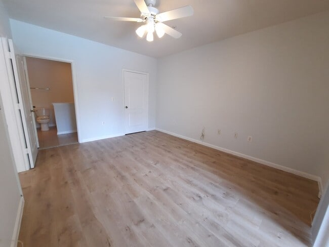 Building Photo - 1BR Condo in Upscale Highview. Enjoy Resor...