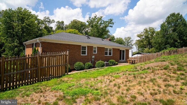 Building Photo - 5012 Larno Dr