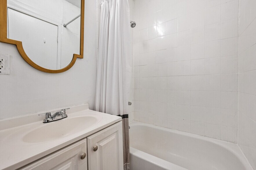 Building Photo - 104 W 83rd St