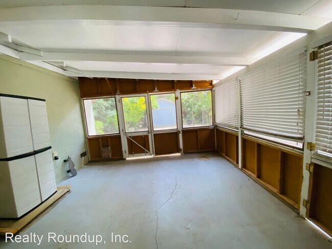 Building Photo - 2 br, 2.5 bath House - 9152 Locust St