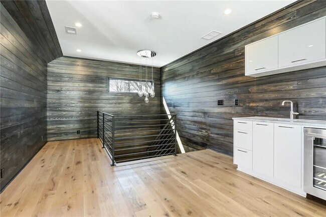 Building Photo - 2985 Lookout Pl NE