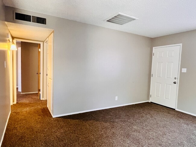 Building Photo - 3108 W Walnut Ave