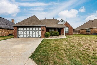 Building Photo - Gorgeous 4 bed 2.5 bath!