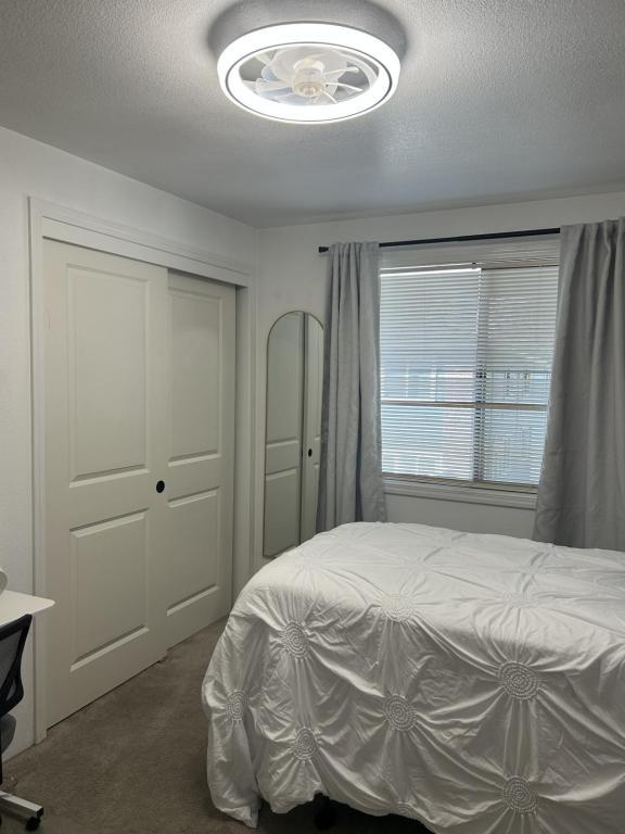 Building Photo - 2215 Poplar Dr