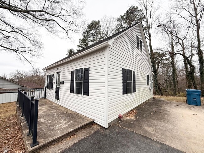 Building Photo - Renovated 2BR Home Minutes from Downtown Hickory – Washer & Dryer Included!