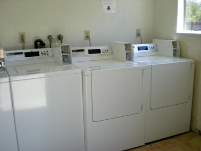 Building Photo - Large Upstairs Studio with Utilities Paid
