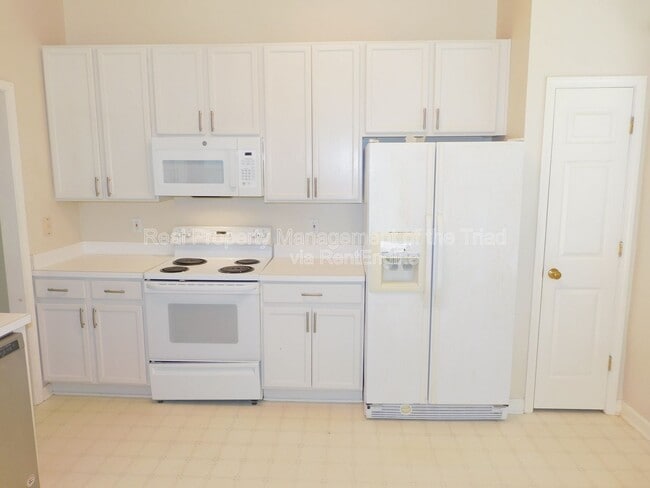 Building Photo - 3805 Tutbury Dr