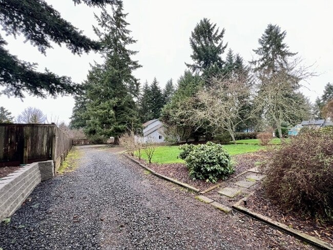 Building Photo - Renovated 3BD w/ Large Shop