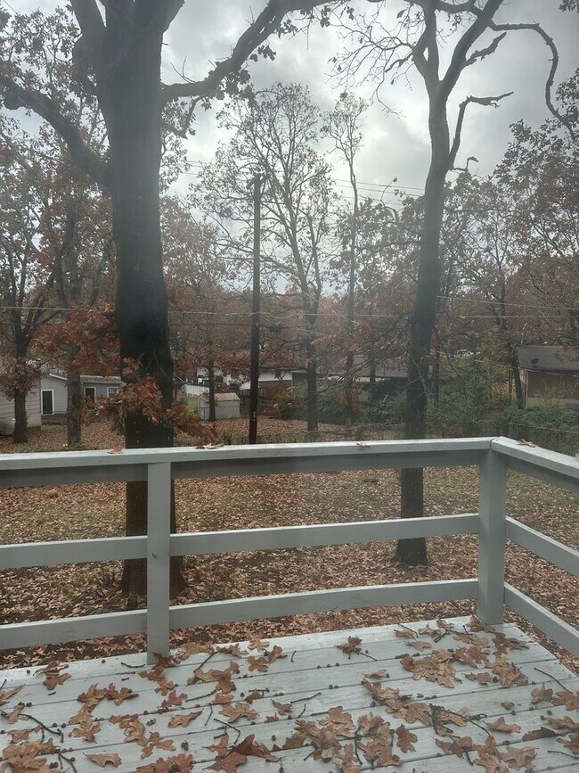 Building Photo - 405 Lindenhurst Dr