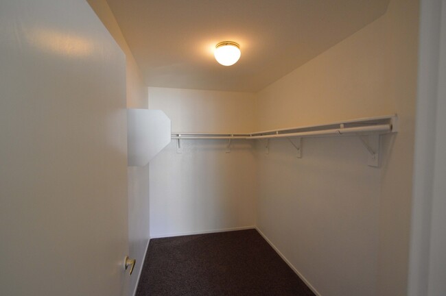 Building Photo - 2nd Floor Condo in a Gated Northeast Commu...