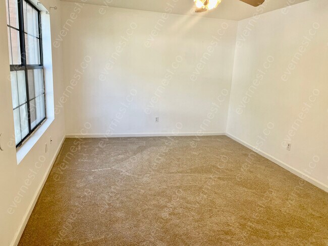 Building Photo - 2 Bed/1.5 Bath Townhome with Spacious Living