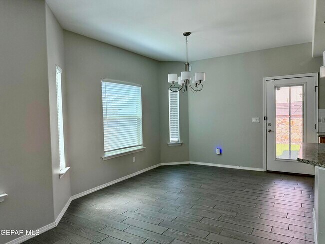 Building Photo - 909 Malven Pl