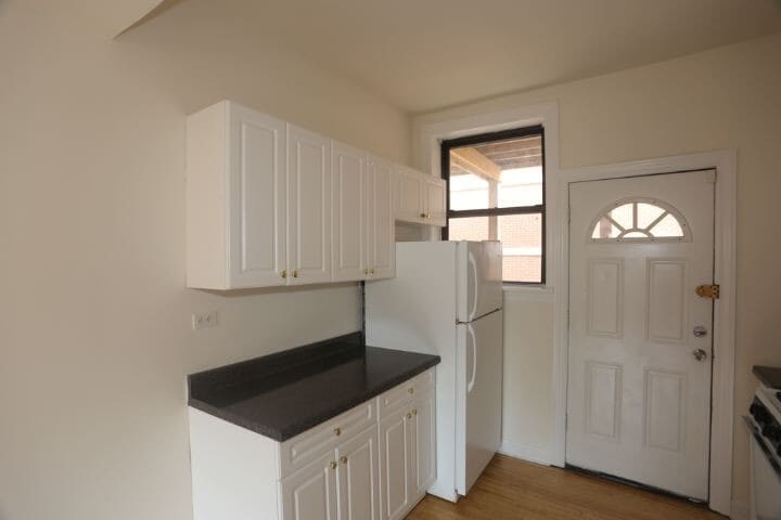 Building Photo - 828 W Waveland Ave