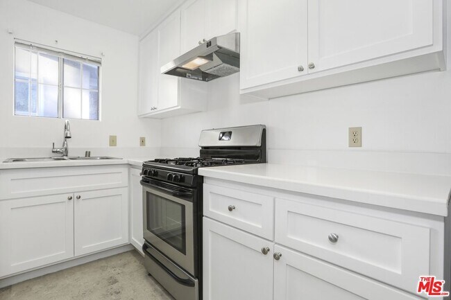 Building Photo - 1753 N Kenmore Ave