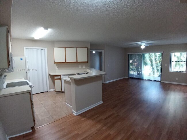 Building Photo - 9999 Summerbreeze Dr