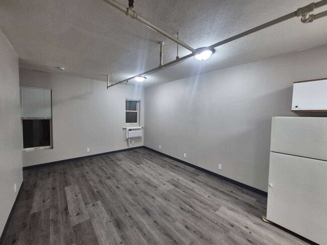 Building Photo - 301 N Riverfront Dr