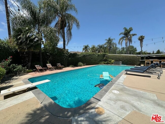 Building Photo - 22428 Victory Blvd