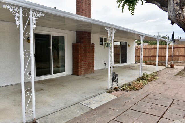 Building Photo - 2027 Fuerte Ln