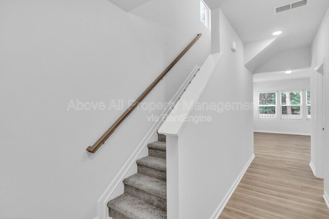 Building Photo - 840 McKenzie Pk Ter