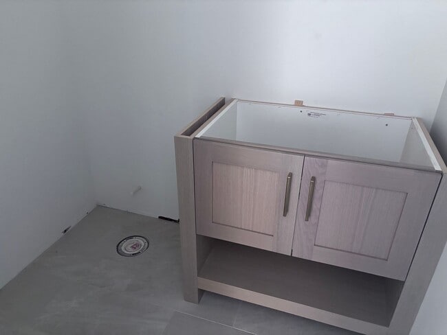 Building Photo - Beautiful 2 story with 6 bedrooms and swimming pool