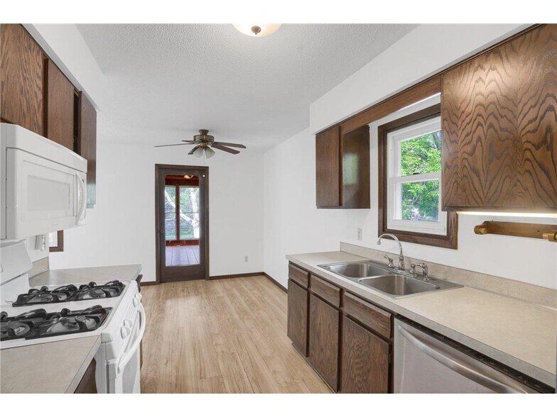 Building Photo - 9937 Deerwood Ln N
