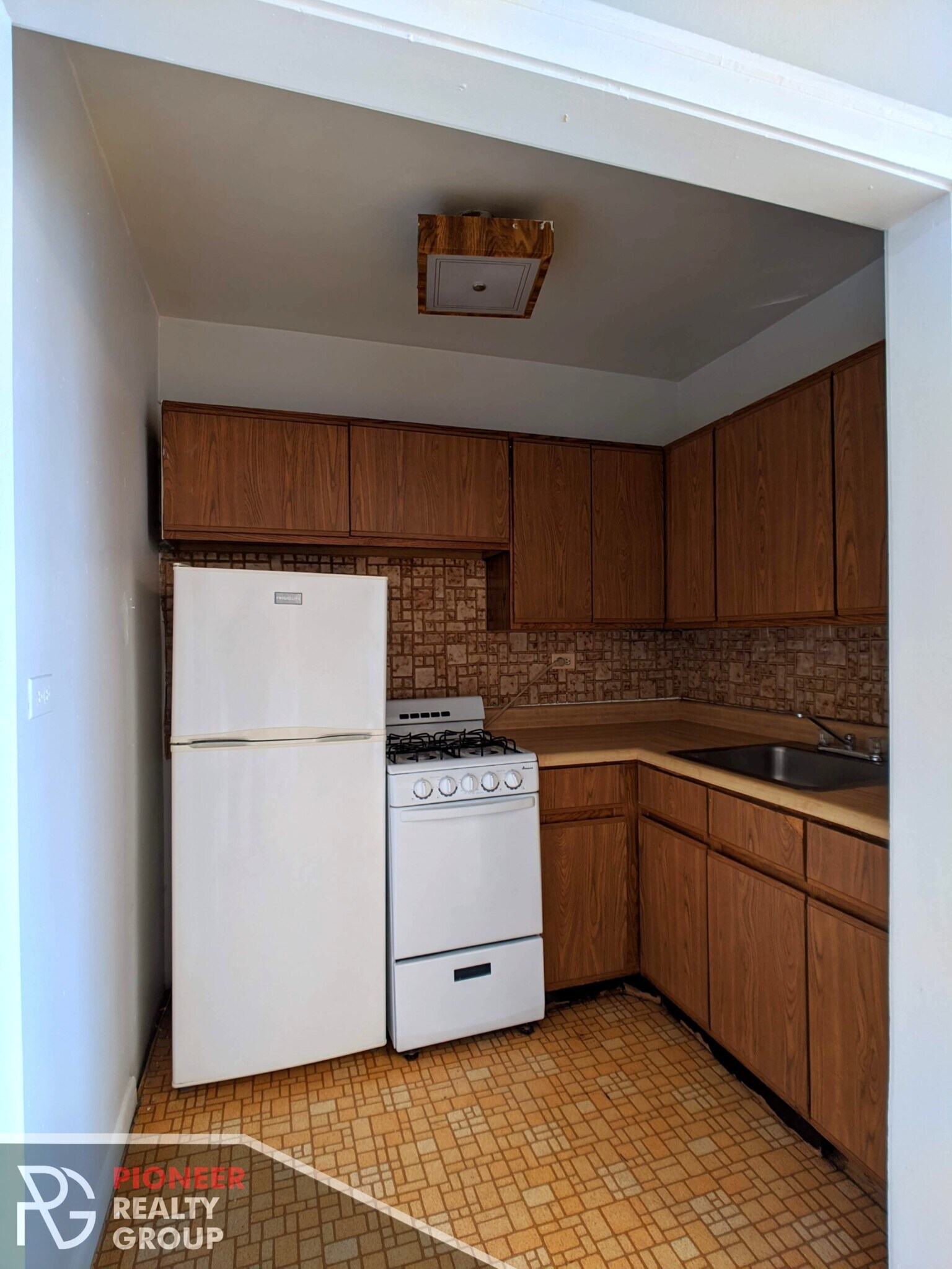 Building Photo - 717 W Belmont Ave