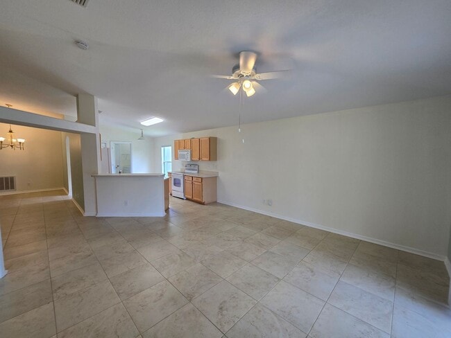 Building Photo - 4 Bedroom 2 Bathroom in Waterford Lakes