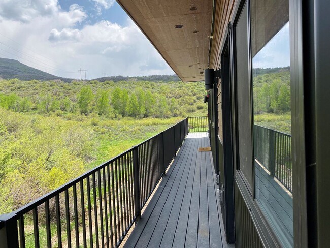 Building Photo - 1BD/1BA Condo w/ nice finishings and great storage!