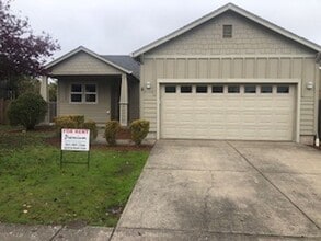 Building Photo - Three Bedroom Home in Albany