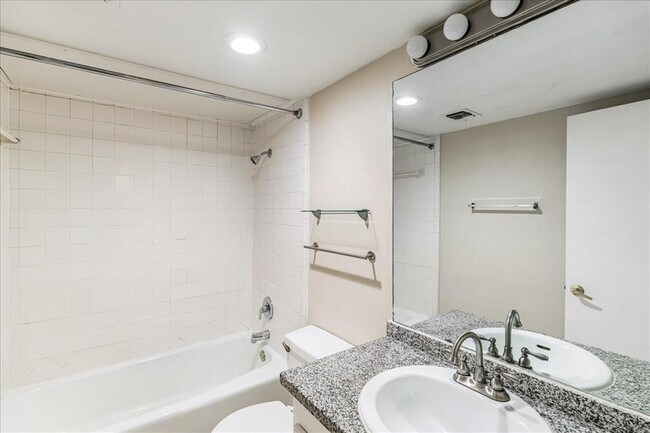 Building Photo - 505 W 7th St