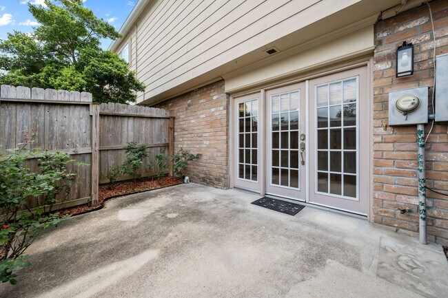 Building Photo - 10180 Longmont Dr