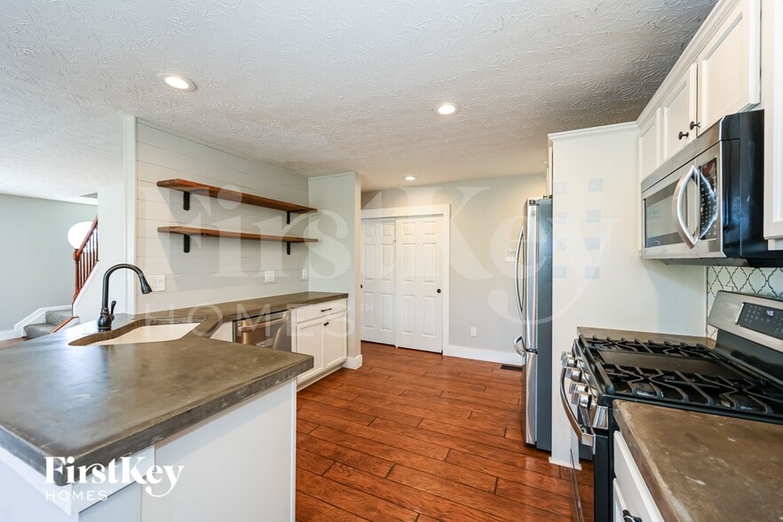 Building Photo - 671 McCormick Ln